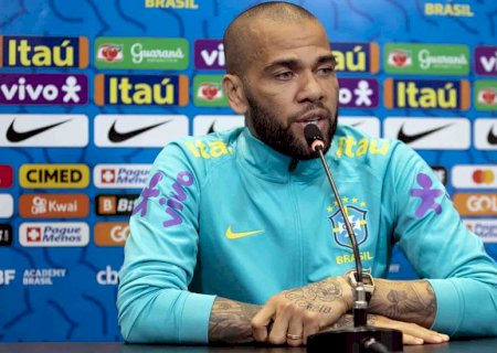 Mulher de Daniel Alves faz visita na prisão e descarta divórcio