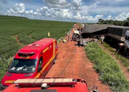 Bombeiros de Maracaju atendem acidente/colisão na MS-157 envolvendo duas carretas bitrem e dois veículos (Vídeo)