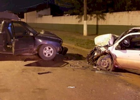 Condutores alcoolizados colidem veículos frontalmente; um deles foi preso