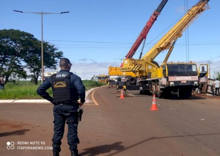 Itaporã; Carreta que tombou na rotatória da Guacira estava carregado de carga viva (Veja vídeo)