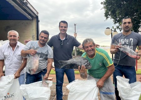 Prefeitura de Douradina, entrega peixe para a população (Fotos)