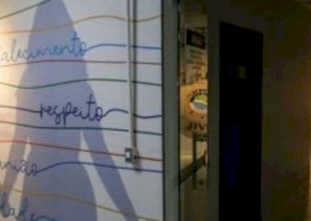 Pai é levado para a delegacia após adolescente de 14 anos contar ser estuprada