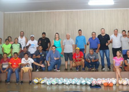 Com o intuito de fortalecer a prática esportiva, a Prefeitura de Douradina distribuiu materiais esportivos as equipes do município.