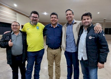 lideranças políticas e dois ex-prefeitos de Itaporã participam de reunião com deputado federal na cidade