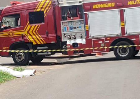 Mulher morre depois de ser arremessada ao meio-fio em batida com carro que invadiu preferencial