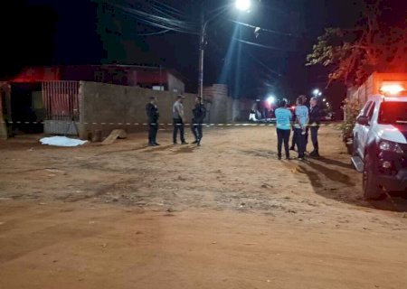 Dois são executados a tiros por dupla de moto no Bairro Dom Antônio Barbosa