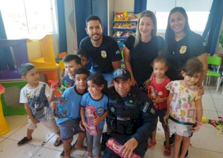 Polícia participa da distribuição de brinquedos em ação de Natal solidária em Rio Negro