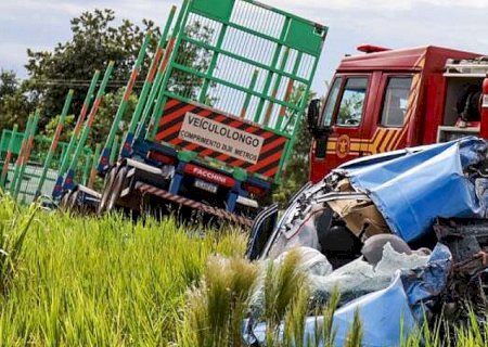 Motorista morre decapitado em colisão com carreta na MS-040