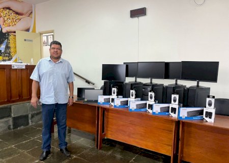 Com recursos da Câmara Municipal, o Presidente Juarez Barreto adquire novos computadores para a Câmara atender a população de forma eficiente