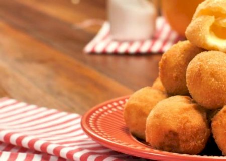Experimente fazer essa bolinha de queijo em casa; crocante, saborosa e pronta em 20 minutos