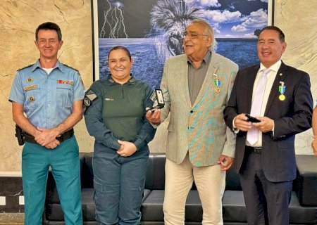 Gerson recebe homenagem da PM por trabalho no combate à violência doméstica