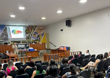 Monitores e auxiliares da educação recebem capacitação de primeiros socorros pelo corpo de bombeiros