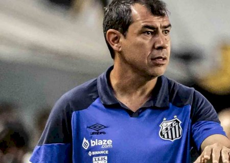 Carille descarta oferta do Vasco e mira trabalho no Santos: ‘Estou muito feliz aqui’