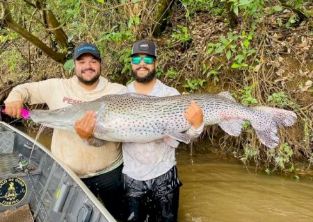 Durante pescaria, amigos fisgam pintado gigante de 1,72m e 50 kg rio Dourados