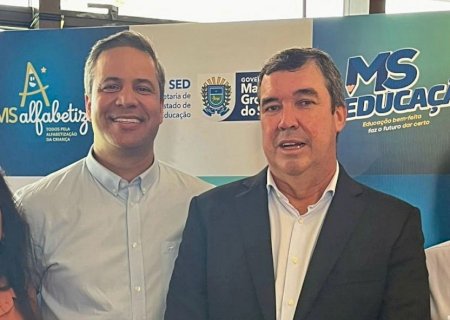 Itaporã: Tiago Carbonaro assina convênio para melhoria da Educação da REME