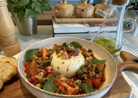 Burrata com tomates assados: receita prática para impressionar seus convidados