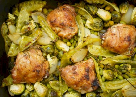 Sobrecoxa de frango e legumes ao forno une dieta mediterrânea e brasileira