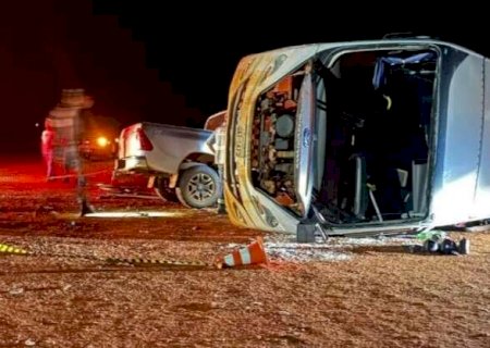 Jateí; Batida violenta faz &ocirc;nibus tombar e deixa v&aacute;rios trabalhadores feridos