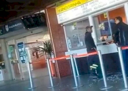 Homem surta e quebra guichê da Andorinha na Rodoviária de Campo Grande