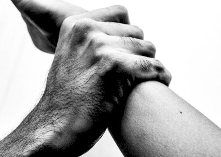 ‘Vou cortar sua cabeça’: marido vê troca de mensagens, ameaça esposa e é preso em MS