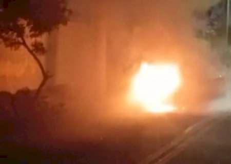 VÍDEO: Carro fica destruído em incêndio