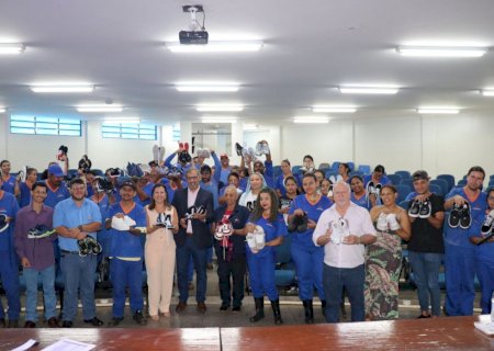Terceirizados da UEMS recebem calçados da Receita Federal