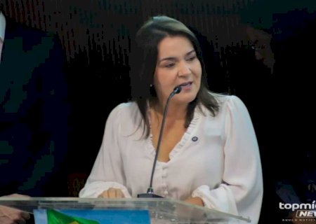 Com salário abaixo do mínimo, servidores da educação protestam contra taxação proposta por Adriane
