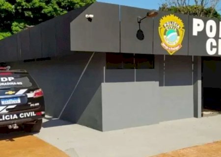 Veículo furtado é encontrado capotado em Douradina; chinelo deixado no carro pode identificar suspeito