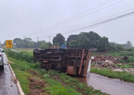 Motorista perde controle de veículo e caminhão tomba à margem da rodovia próximo de Itaporã