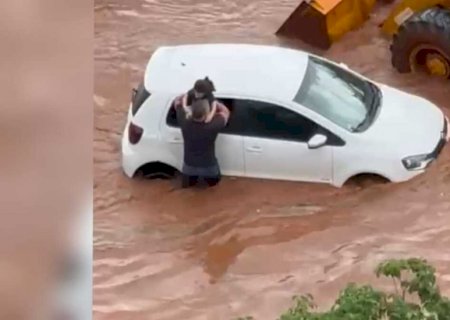 Temporal alaga Campo Grande e criança é resgatada de carro com ajuda de pá carregadeira (vídeo)