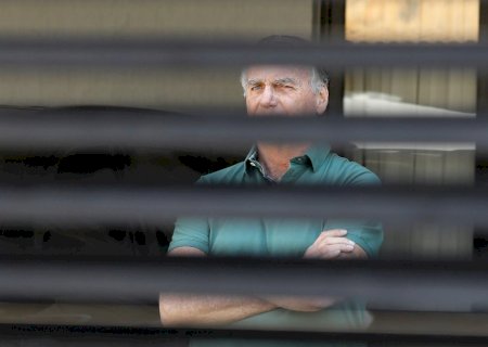 Bolsonaro volta a centro cirúrgico após quadro de soluços, diz Michell