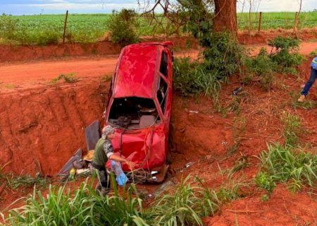 Dois ficam feridos após veículo capotar em rodovia de MS