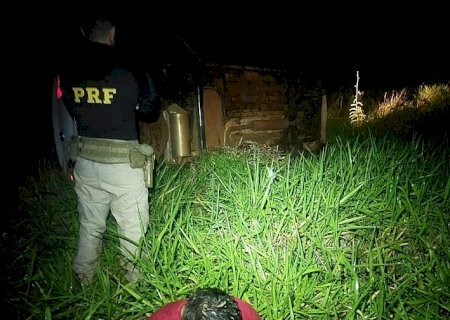 Traficante capota carro com 350 quilos de maconha ao fugir da PRF