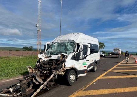 Acidente com van de pacientes de hemodiálise deixa um morto e vários feridos na BR-163