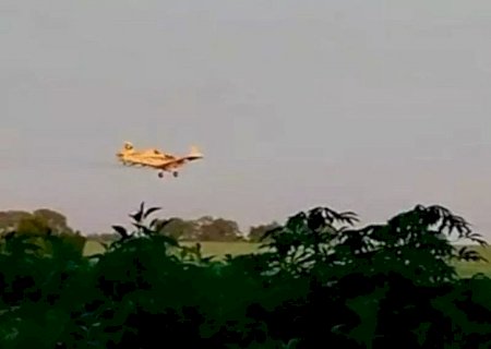 Avião agrícola atinge rede de alta tensão e deixa produtores sem energia