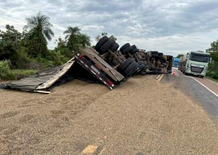 Para evitar acidente, motorista desvia de caminhonete e tomba carreta