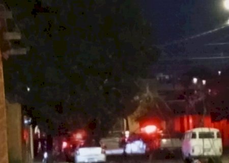 Mulher é encontrada morta e polícia encontra marcas de sangue em casa