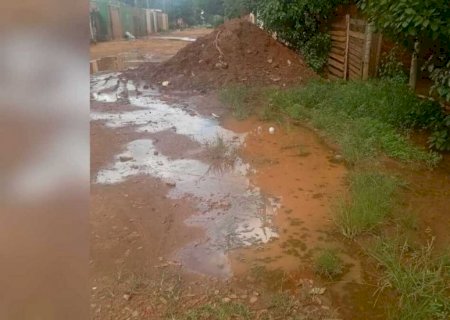 Idoso de 74 anos cai duas vezes após montanha de terra ser deixada no portão em Campo Grande