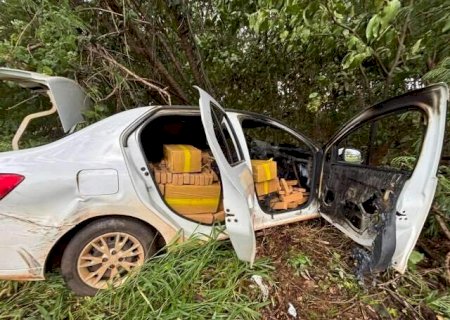 Dupla que tentou jogar ve&iacute;culo em c&oacute;rrego pegou droga em Ponta Por&atilde;
