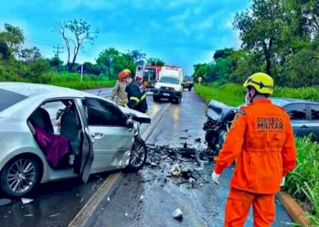 Motorista sobrevive a batida, mas perde pais e esposa na BR-267