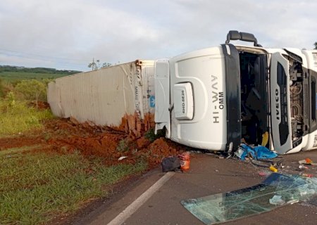 Buraco na pista causou tombamento de carreta, segundo motorista