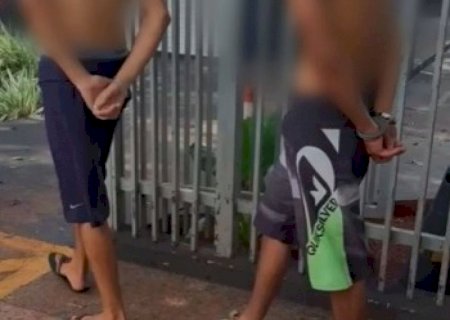Dupla é levada para a delegacia após disparos de arma de fogo e dano em residência em Dourados