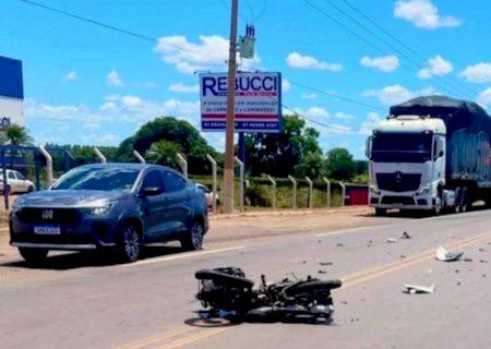 Motociclista bate em carreta e morre na hora na BR-262