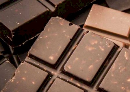 Coelho da páscoa? Homem tenta sair de loja com 28 barras de chocolate na mochila