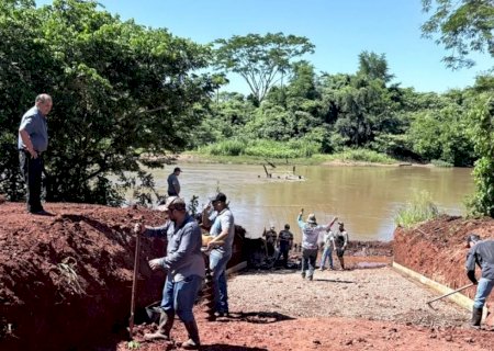 Zé Teixeira acompanha obras do novo 'descedor' de barcos no Rio Dourados