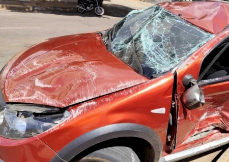 Batida entre três carros causa capotamento na Calógeras (vídeo)