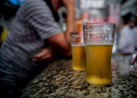 Marido entende piada errado, acha que é corno e parte pra cima da esposa e filho