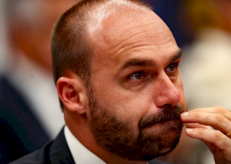 Polícia Federal determina que Eduardo Bolsonaro volte ao cargo de escrivão