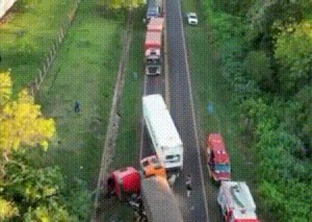 Batida entre tr&ecirc;s carretas e Jeep deixa uma pessoa morta na BR-163