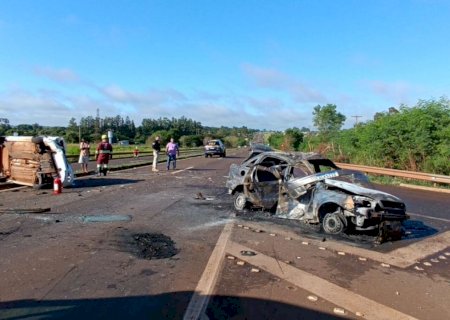 Carro pega fogo em acidente na BR-163 entre Dourados e Caarapó